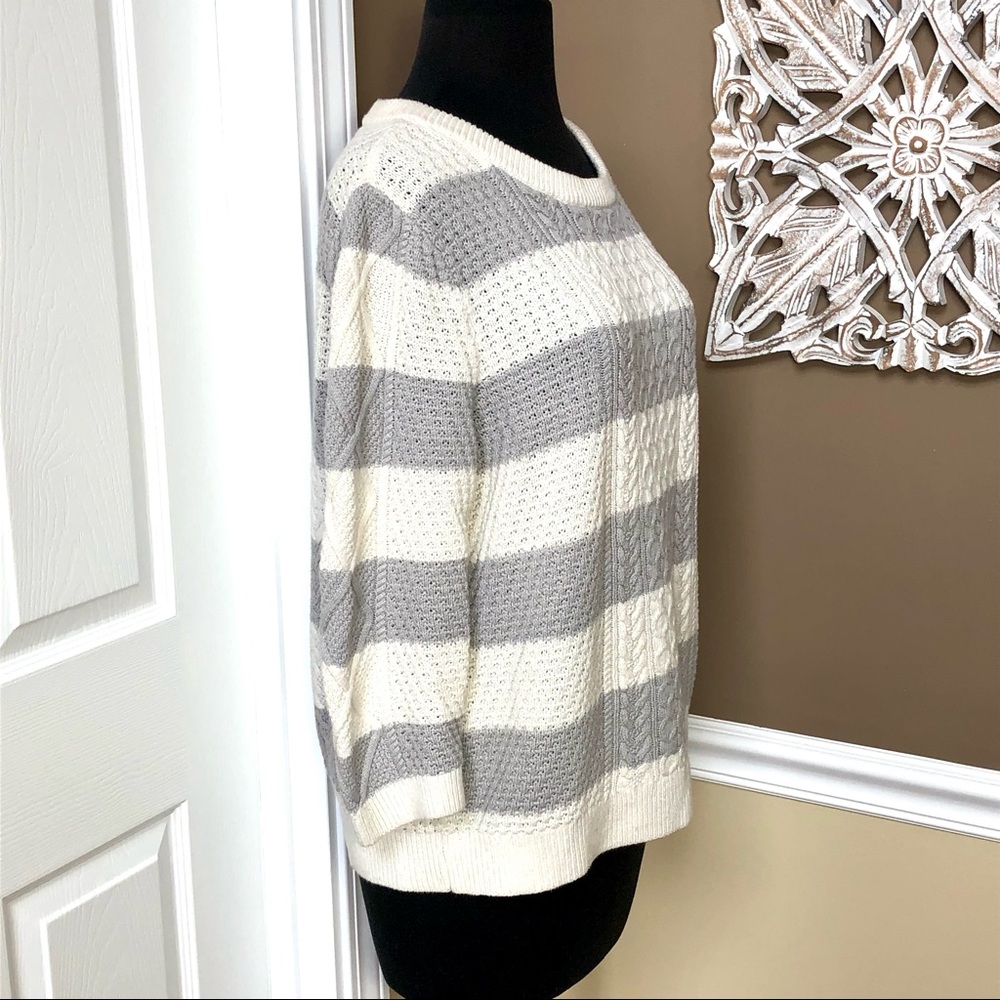 ⭐️ Lands End Gray and White Striped Cable Knit Sweater Size LARGE - Picture 3 of 12